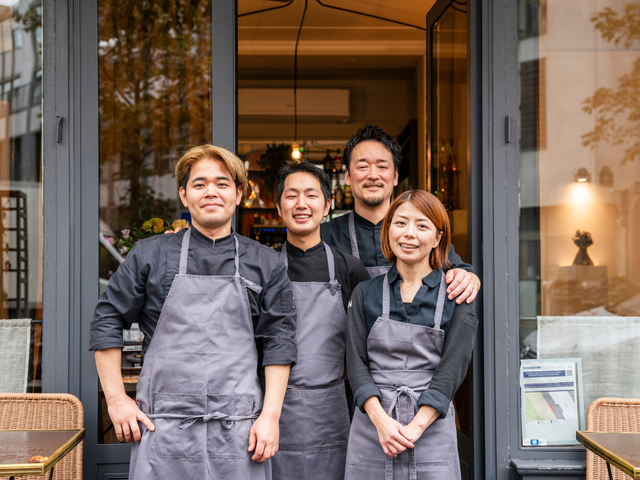 TOWA Ayako et Shin Okusa, entourés de leur équipe