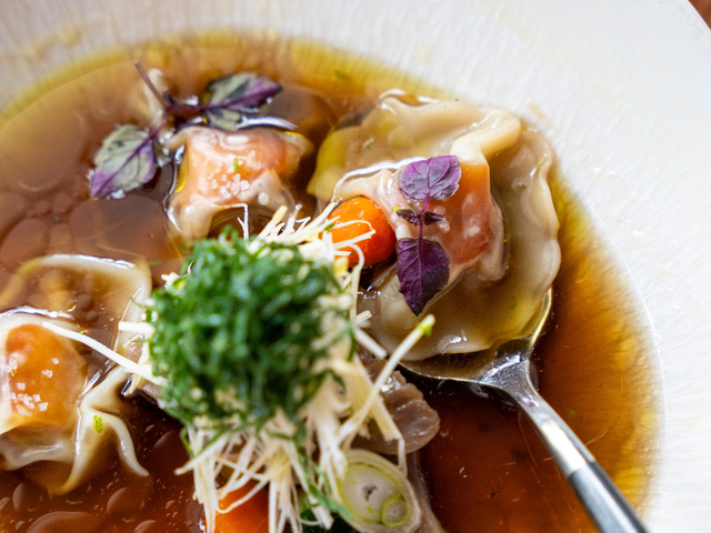 TOWA Bouillon Dashi, raviolis de foie gras et poutargue, shiitake, shiso vert, combava