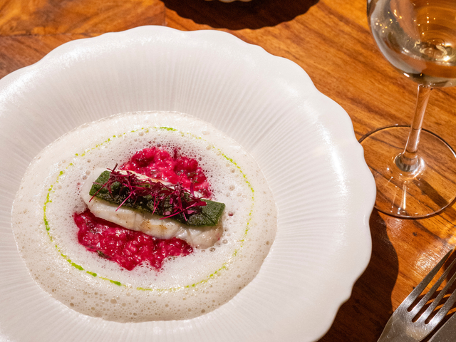 TOWA Filet de turbot avec beurre d’aneth, risotto à la betterave, émulsion hadock citronnelle