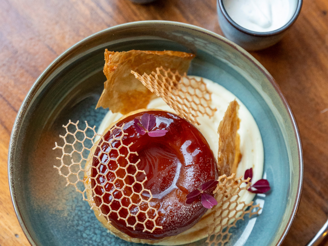 TOWA Tarte tatin, crémeux camomille, crème cru a la vanille, sauce anglaise bière